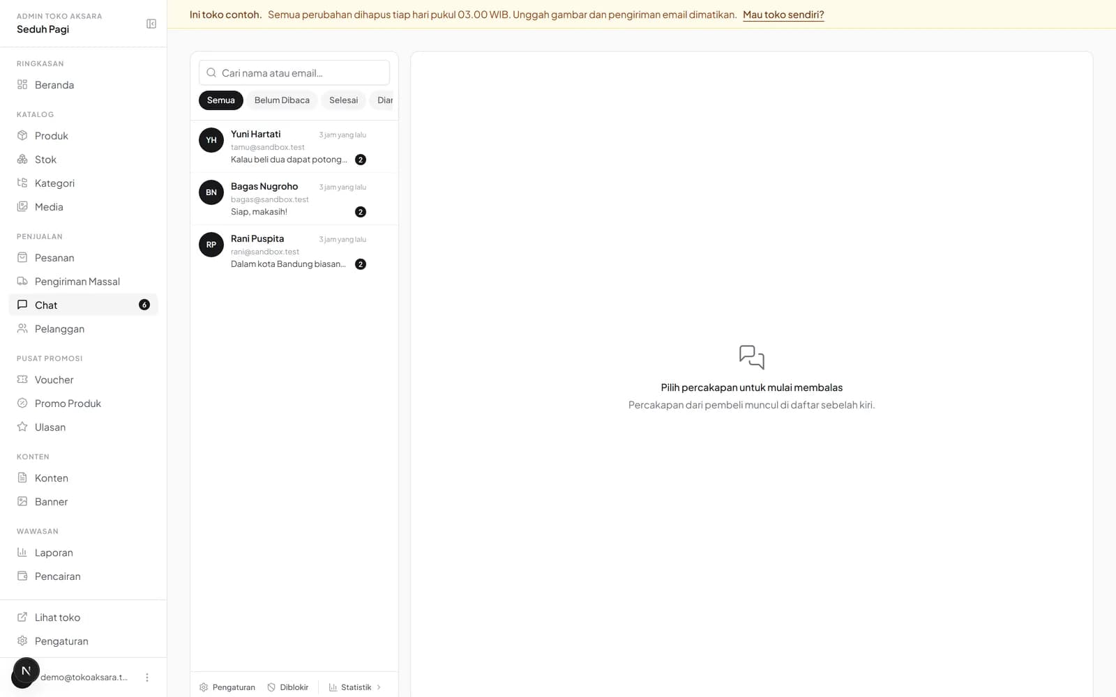 Daftar percakapan pembeli di admin. Tiap baris berisi inisial, nama, email, cuplikan pesan terakhir, waktu, dan penanda belum dibaca.
